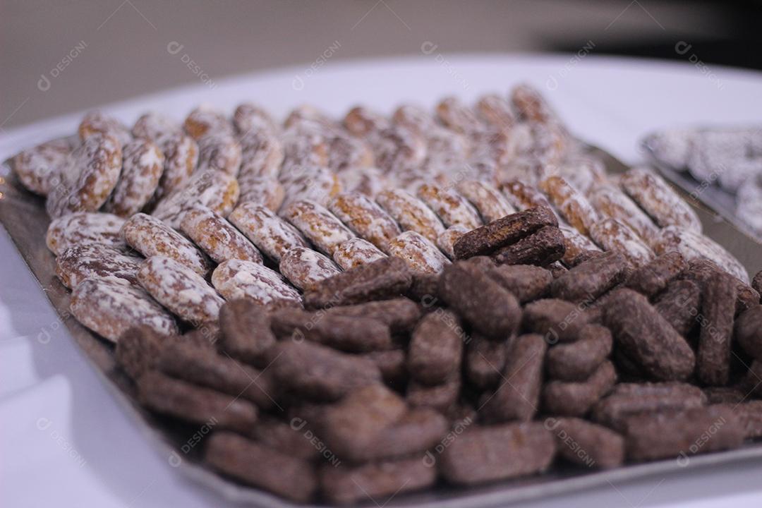 Biscoitos de vários sabores para ceia servido em uma bandeja