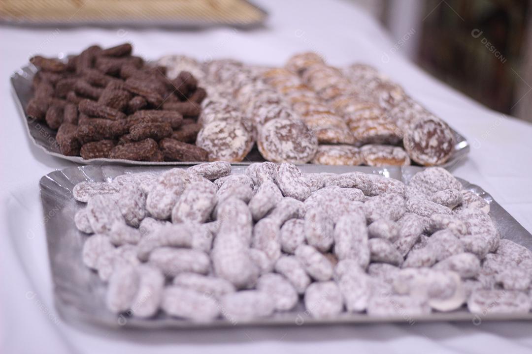 Biscoitos de vários sabores para ceia servido em uma bandeja