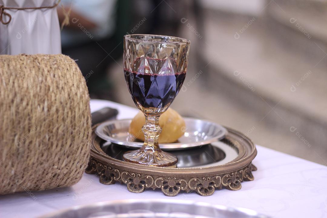 Santa Ceia bebida vinho servido em uma taca de vidro