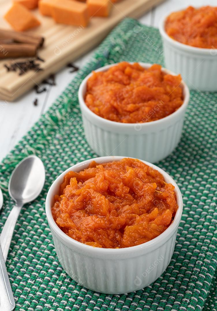 Sobremesa doce de abóbora brasileira tradicional com cravo e canela.