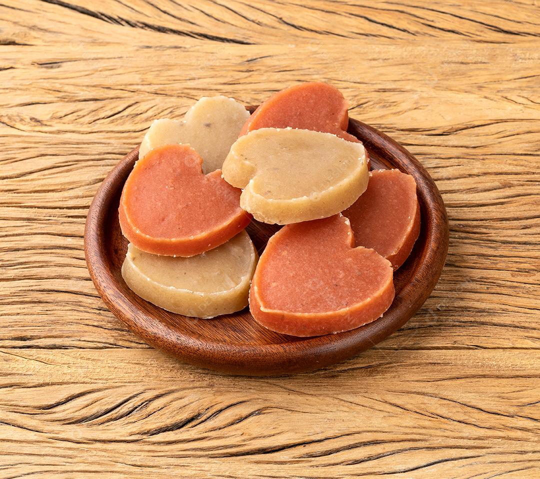 Doces de batata-doce, comida típica brasileira do festival de junho sobre a mesa de madeira. Festa Junina.