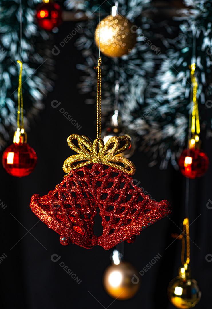 Enfeite de natal em formato de sinos brilhosos