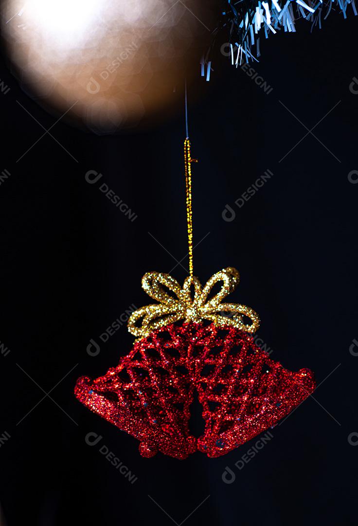 Enfeite de natal em formato de sinos brilhosos