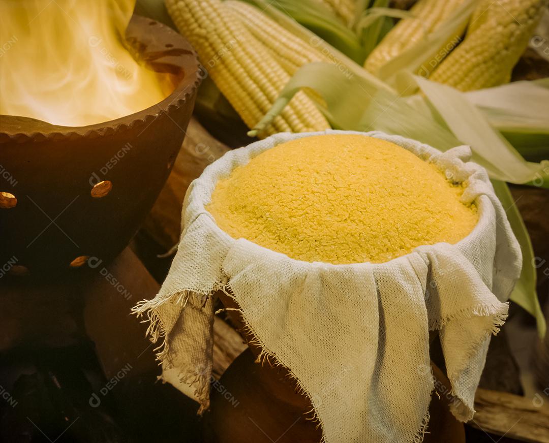 Cuscuz de milho feito à moda antiga em panela de barro com fundo desfocado. Alimentos da região nordeste do Brasil.