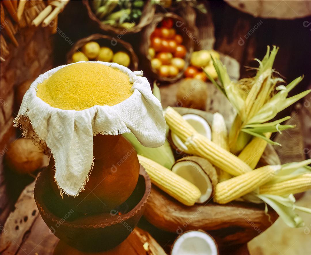 Cuscuz de milho feito à moda antiga em panela de barro com fundo desfocado. Alimentos da região nordeste do Brasil.