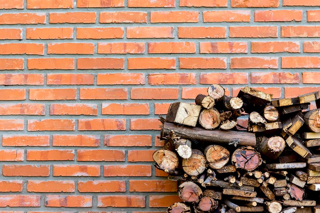 Textura parede de tijolo e pilha de fundo de lenha