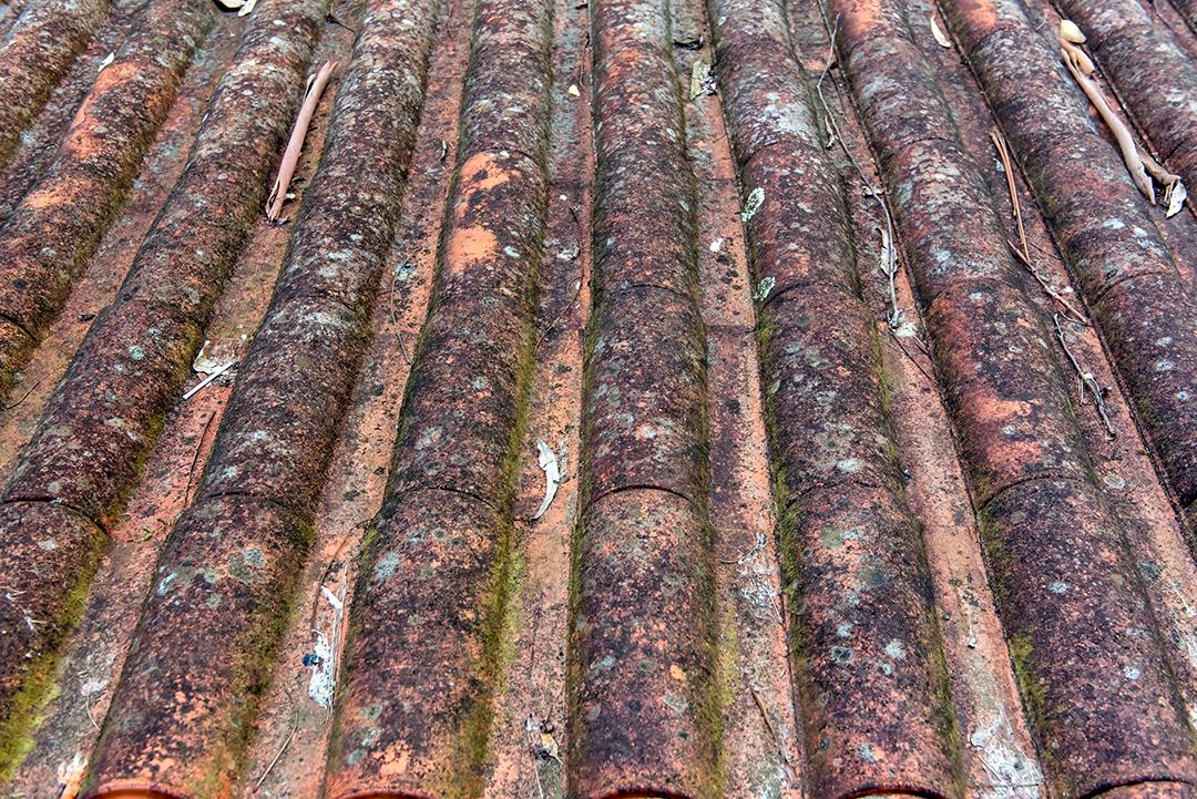 Antigo fundo de telhas de barro.