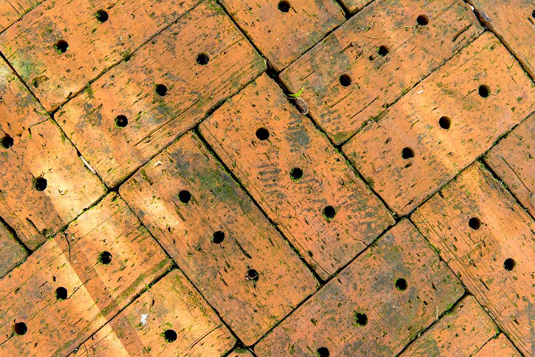 Fundo de tijolos perfurados. Vista do topo.