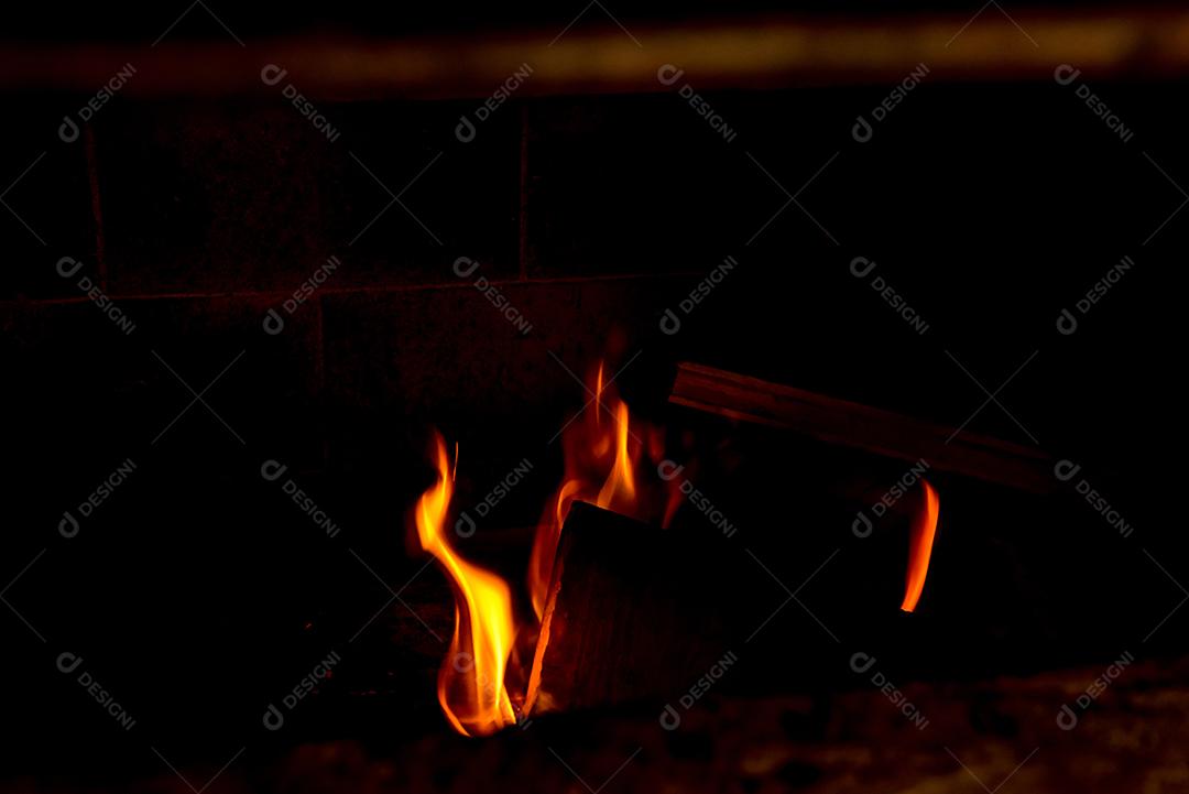 Fogo a lenha na lareira.