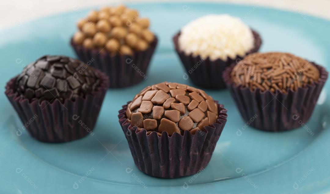 Brigadeiros brasileiros típicos, vários sabores em um prato azul