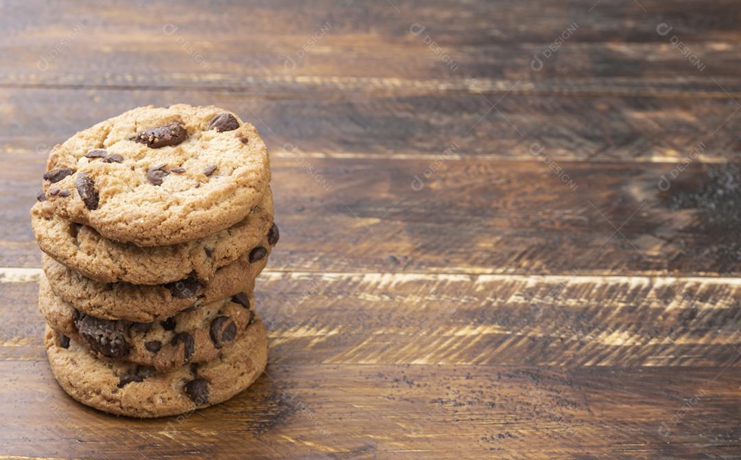 Pilha de biscoitos de chocolate sobre uma mesa de madeira com spa de cópia