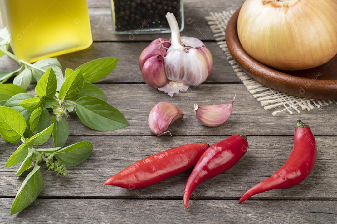 Pimenta vermelha e outros temperos sobre a mesa de madeira