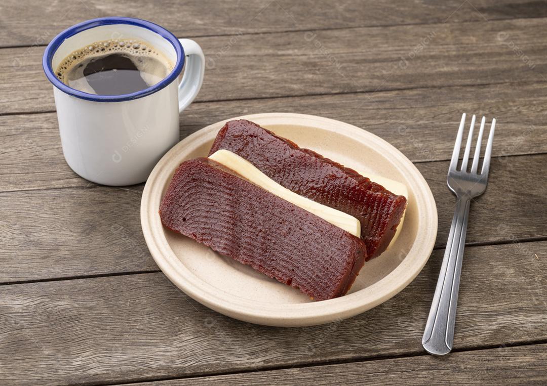 Doce de goiabada com queijo da fazenda. Sobremesa brasileira caseira típica