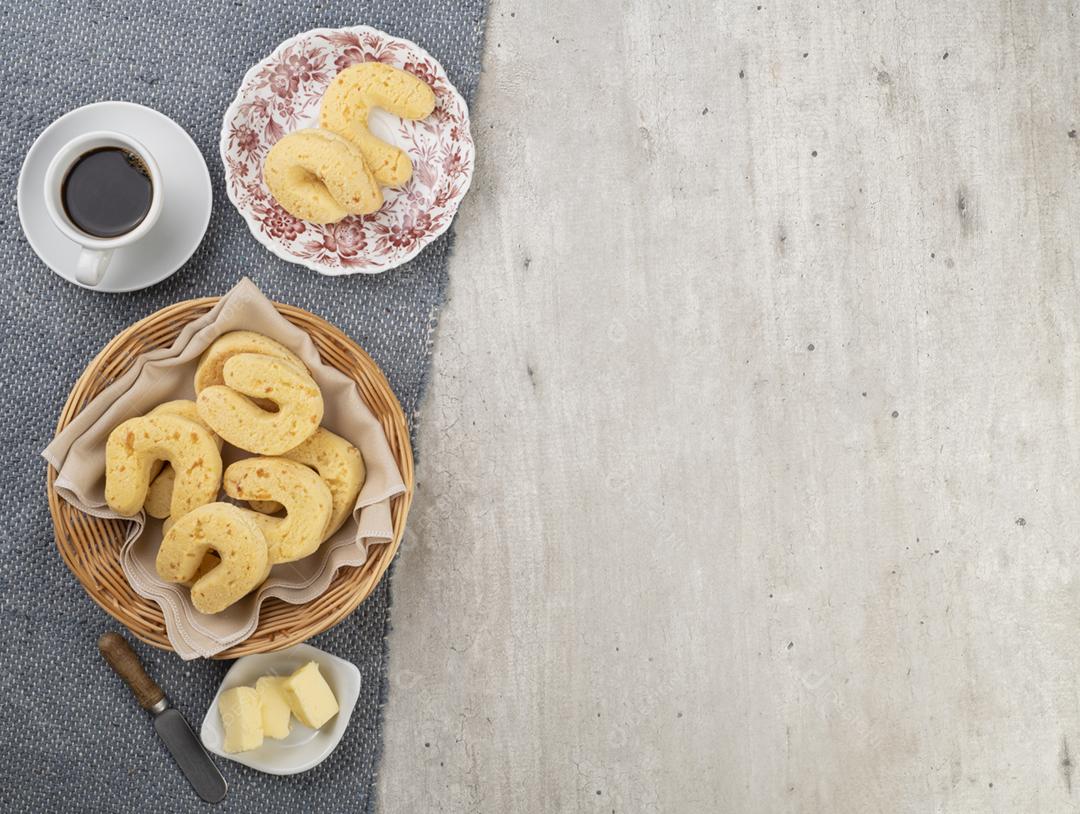 Chipas, pão de queijo típico da América do Sul em uma cesta com cópia