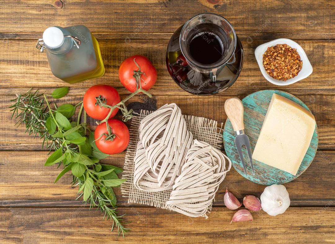 Massa, tomate, azeite, queijo, ervas, vinho e alho por cima