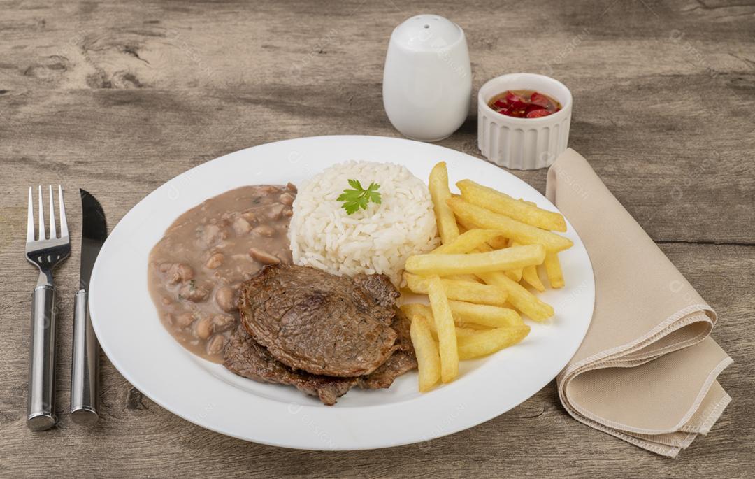 Carne, arroz, feijão e batata frita. Executivo brasileiro típico