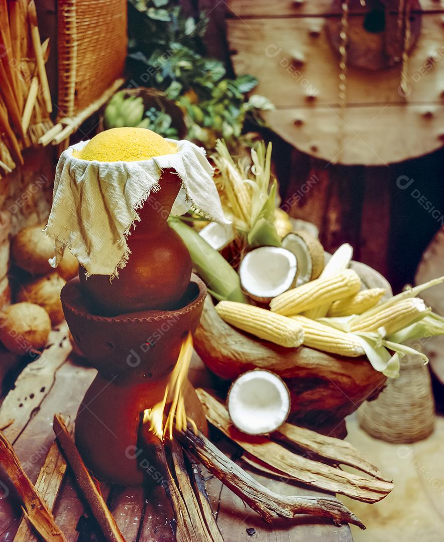 Cuscuz de milho feito à moda antiga em panela de barro com fundo desfocado. Alimentos da região nordeste do Brasil.