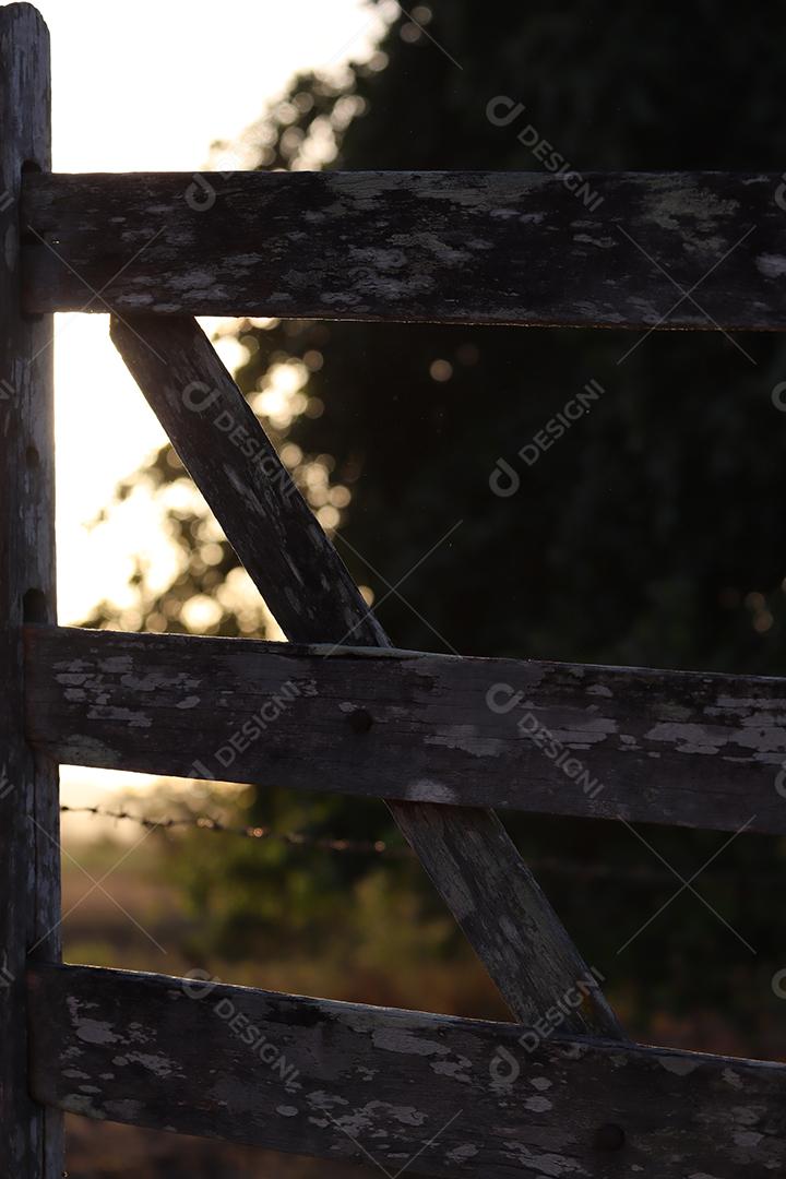 Porteira antiga de uma fazenda localizada na zona rural