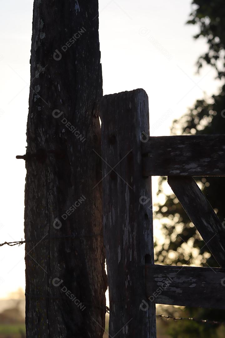 Porteira antiga de uma fazenda localizada na zona rural