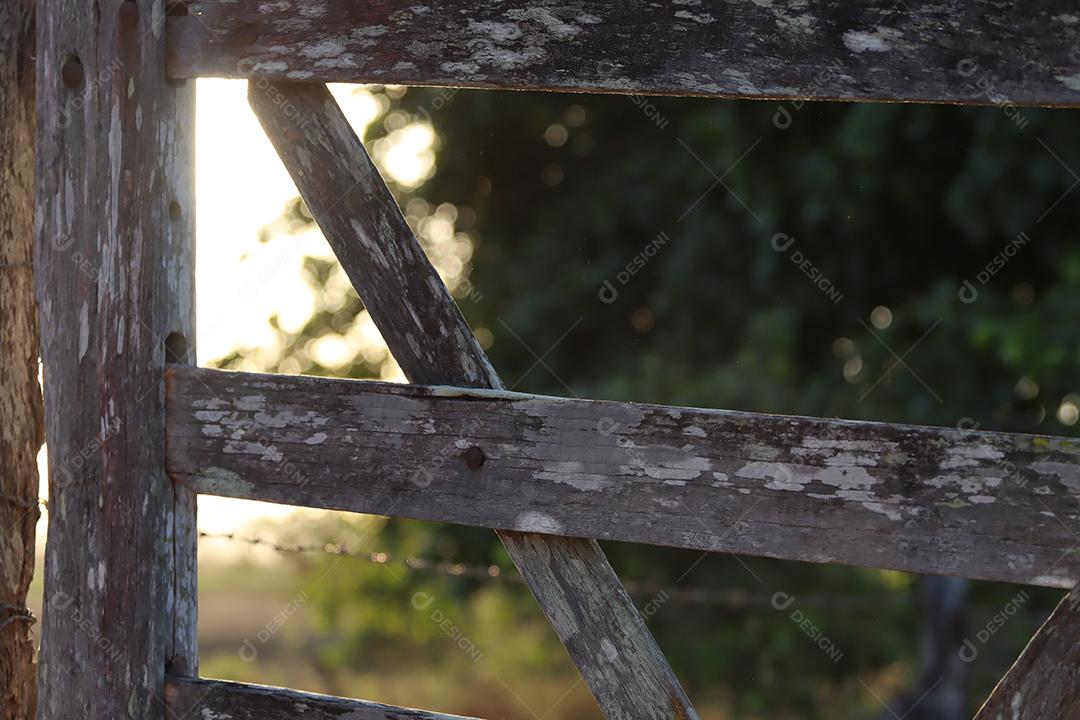 Porteira antiga de uma fazenda localizada na zona rural