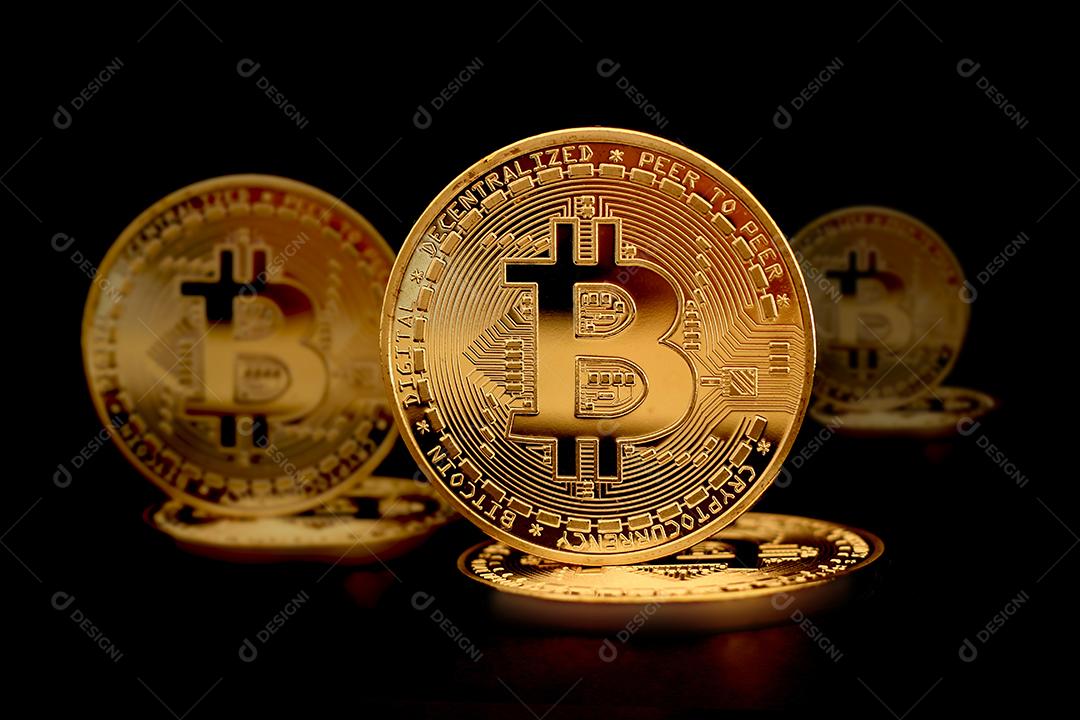 Moedas Bitcoin sobre fundo isolado preto Imagem JPG