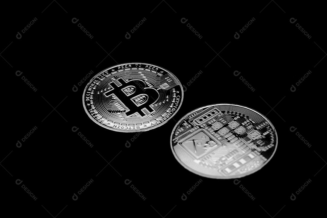 Moeda Bitcoin prata sobre fundo isolado preto Imagem JPG