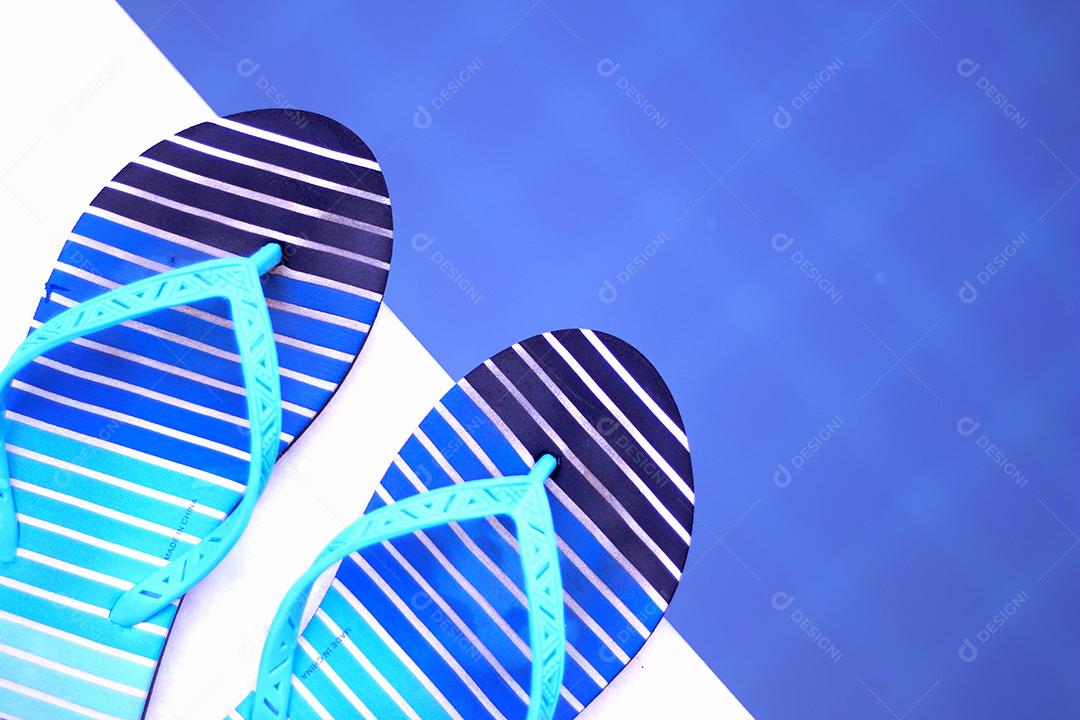 chinelo listrado na beira da piscina verão