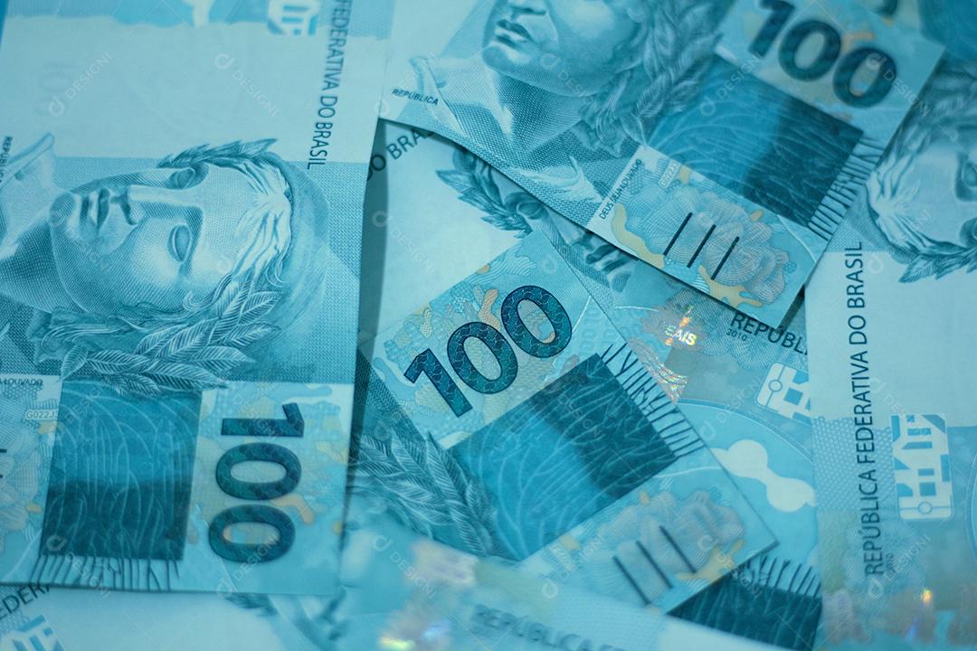 Nota de reais dinheiro reias sobre uma mesa de madeira