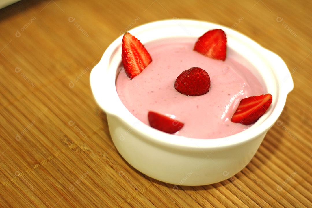 Comida Iogurte caseiro sobre tigela com morango por cima