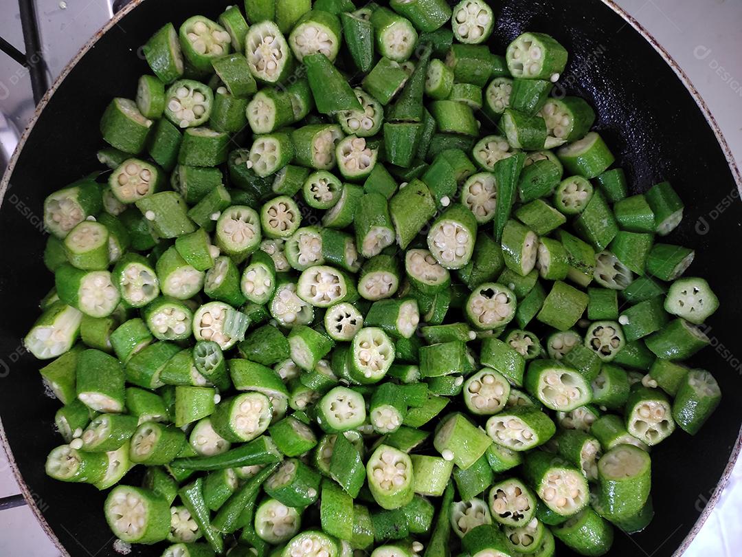 Comida fruto quiabo sobre panela pronto para ser preparado alimento