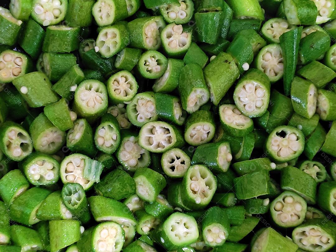 Comida fruto quiabo sobre panela pronto para ser preparado alimento