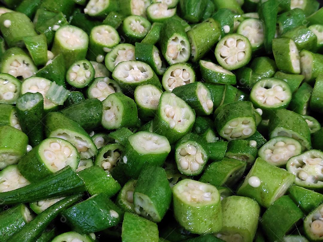 Comida fruto quiabo sobre panela pronto para ser preparado alimento