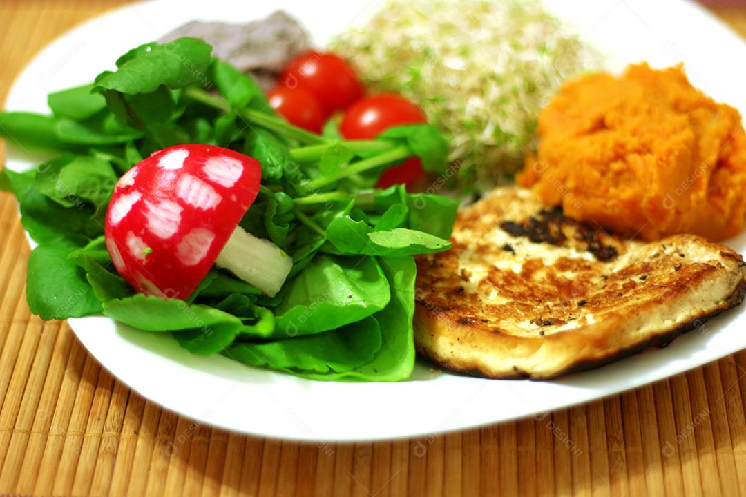 Prato de comida encima de uma mesa de madeira