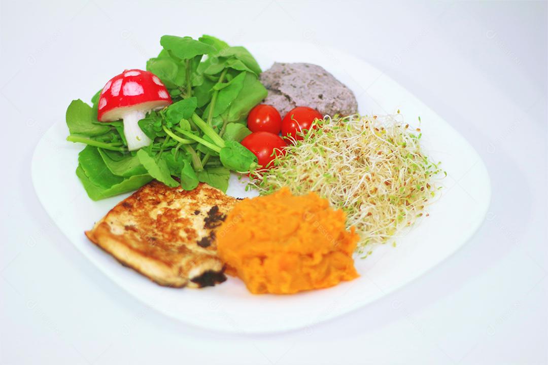 Prato de comida encima de uma mesa de madeira