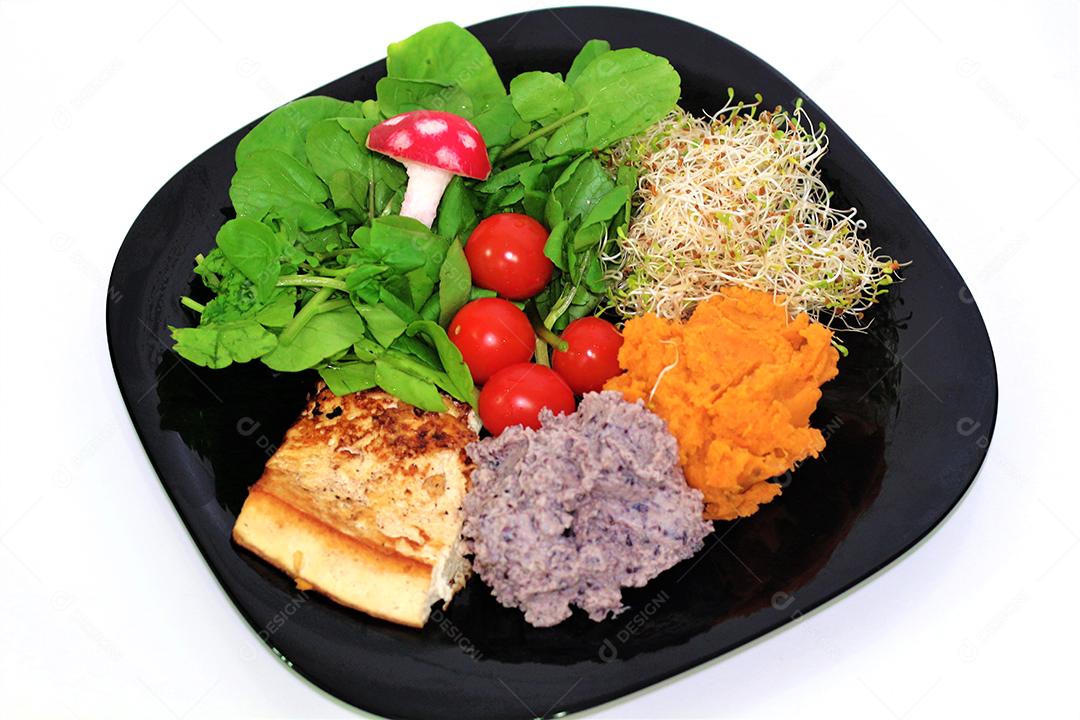 Prato de comida encima de uma mesa de madeira