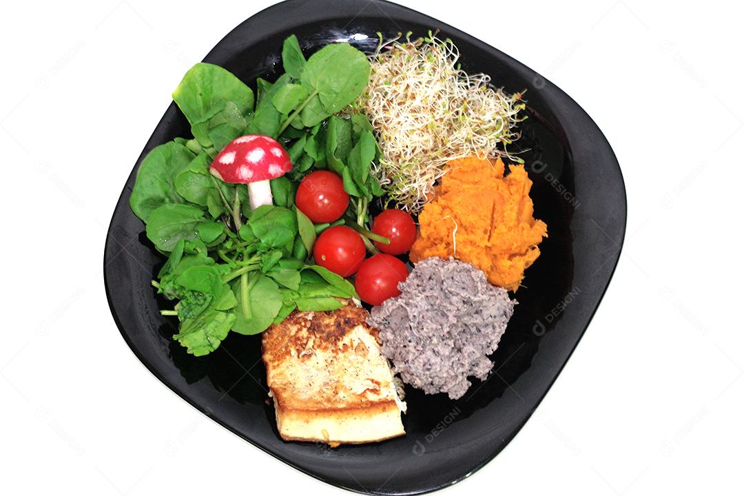 Prato de comida encima de uma mesa de madeira