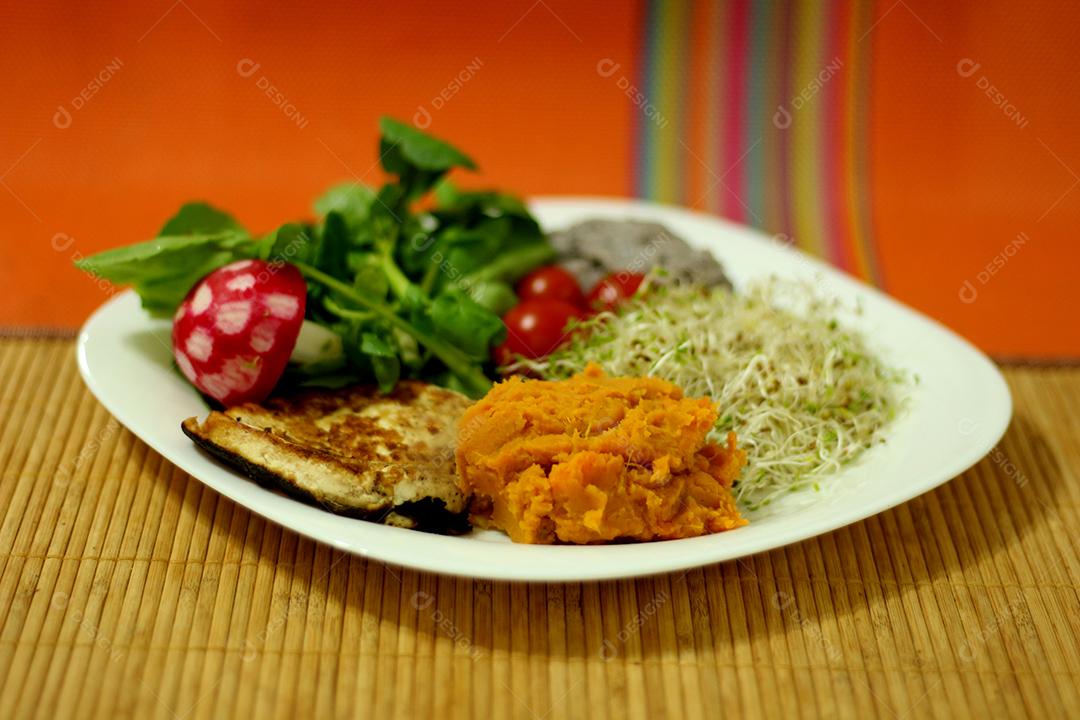 Prato de comida encima de uma mesa de madeira