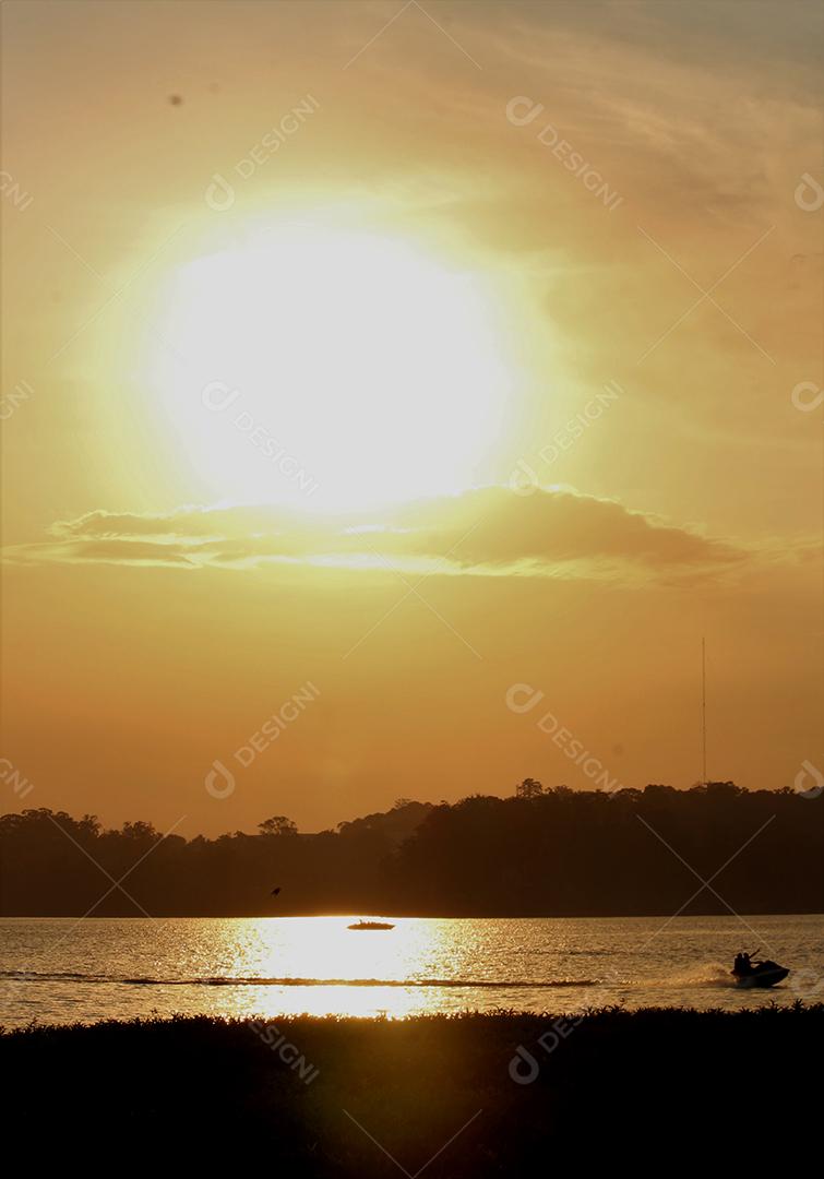 Paisagem praia sobre dia ensolarado por do sol