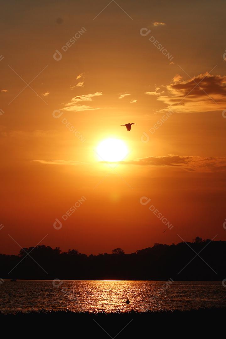 Paisagem praia sobre dia ensolarado por do sol