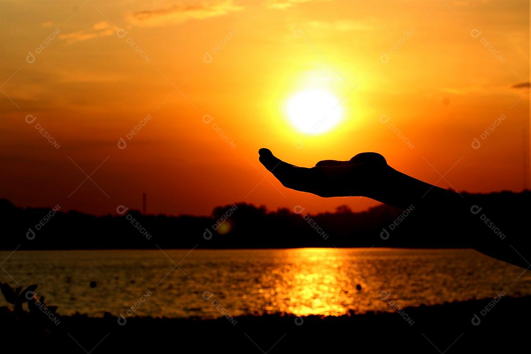 Paisagem praia sobre dia ensolarado por do sol