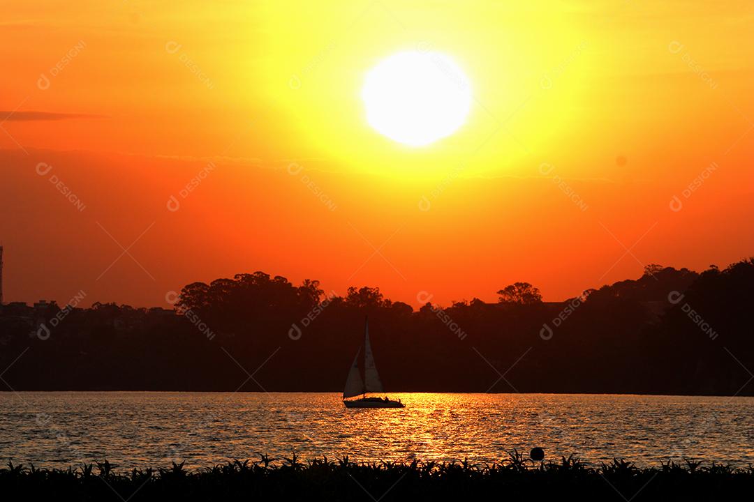 Paisagem praia sobre dia ensolarado por do sol