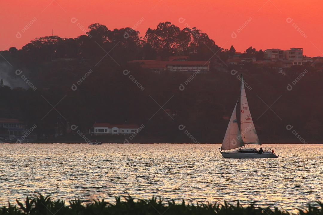 Paisagem praia sobre dia ensolarado por do sol