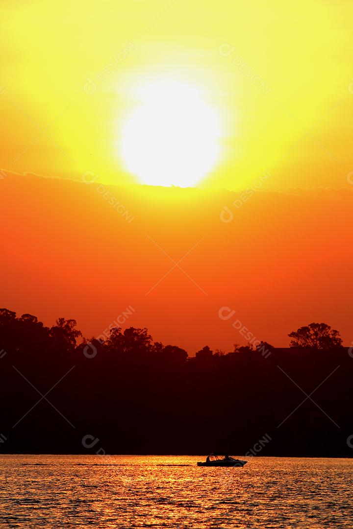 Paisagem praia sobre dia ensolarado por do sol