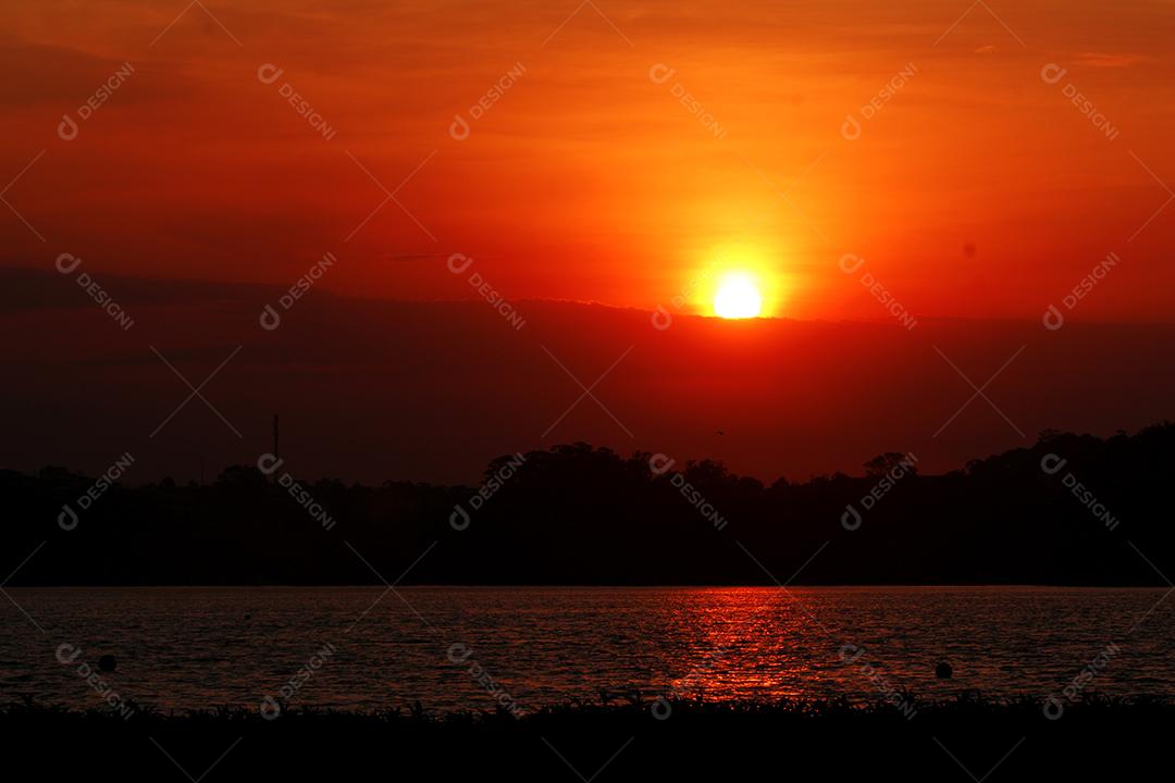 Paisagem praia sobre dia ensolarado por do sol