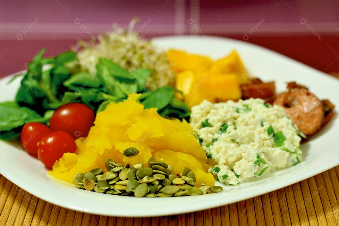 Prato de comida encima de uma mesa de madeira