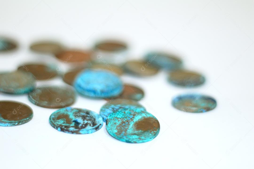 Moedas dinheiro sobre fundo branco