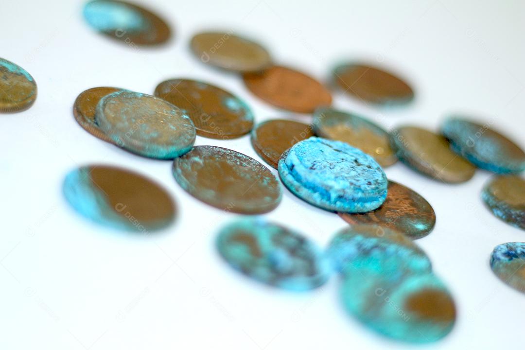 Moedas dinheiro sobre fundo branco