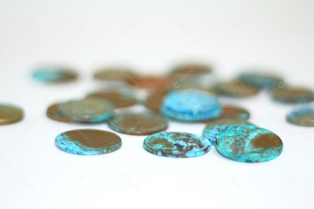 Moedas dinheiro sobre fundo branco