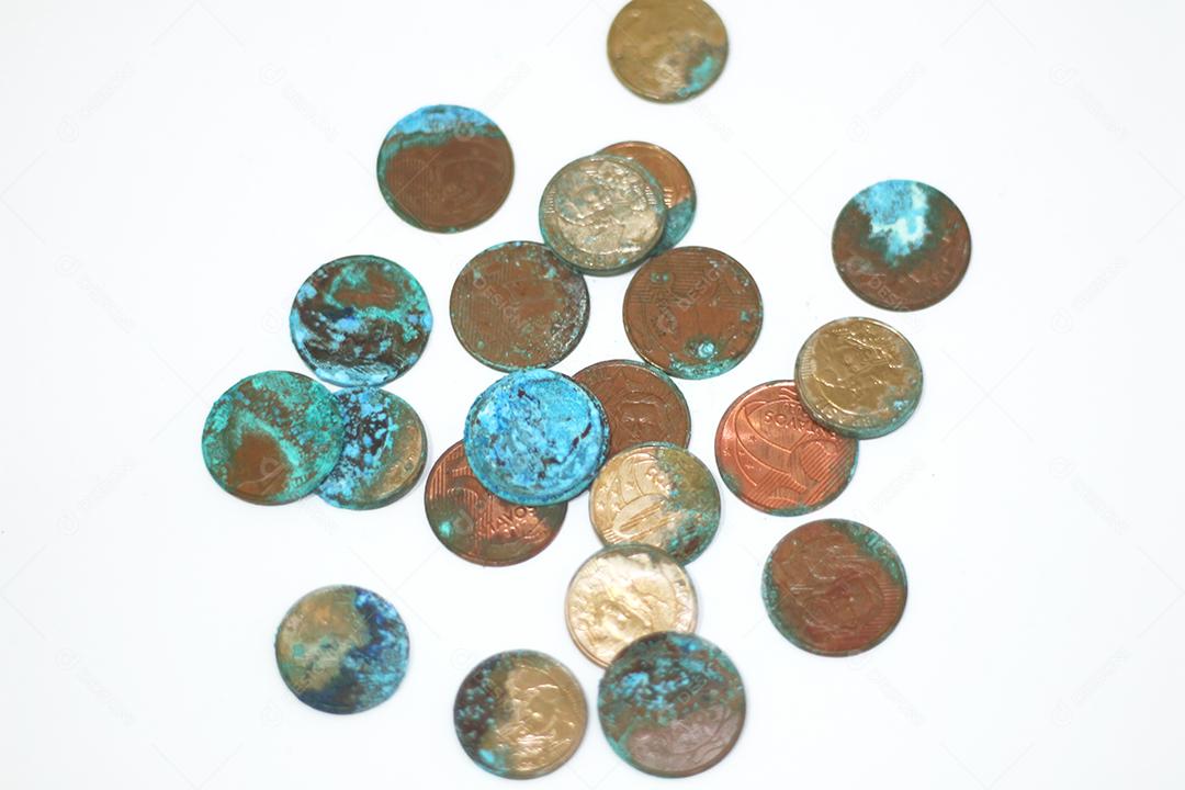 Moedas dinheiro sobre fundo branco