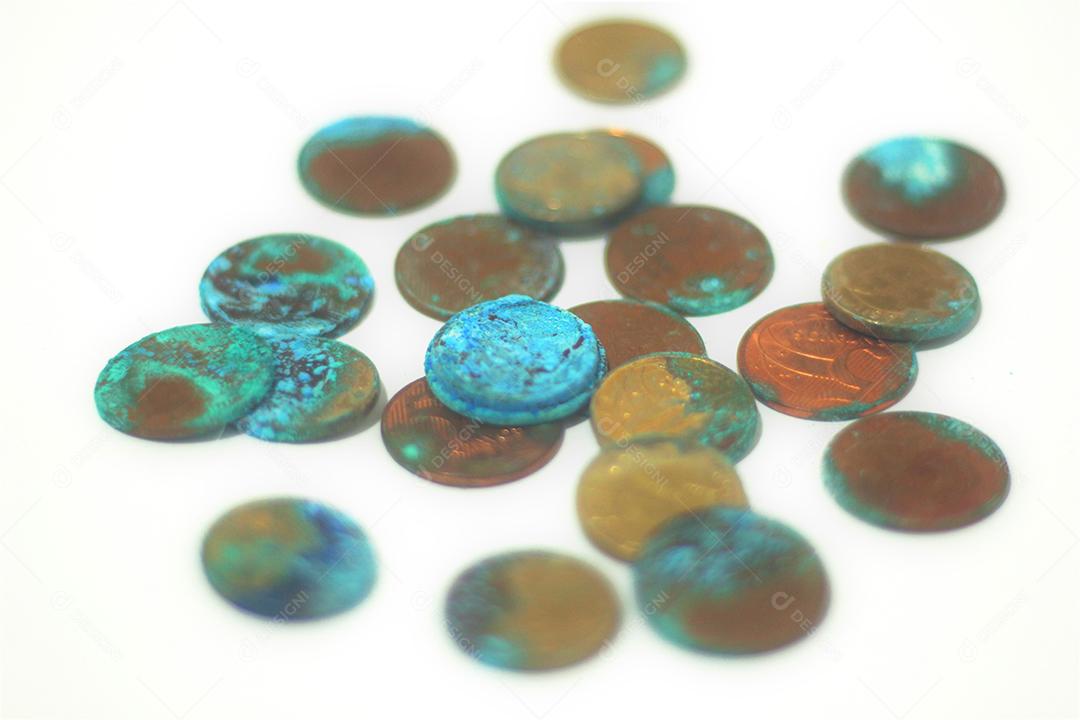 Moedas dinheiro sobre fundo branco